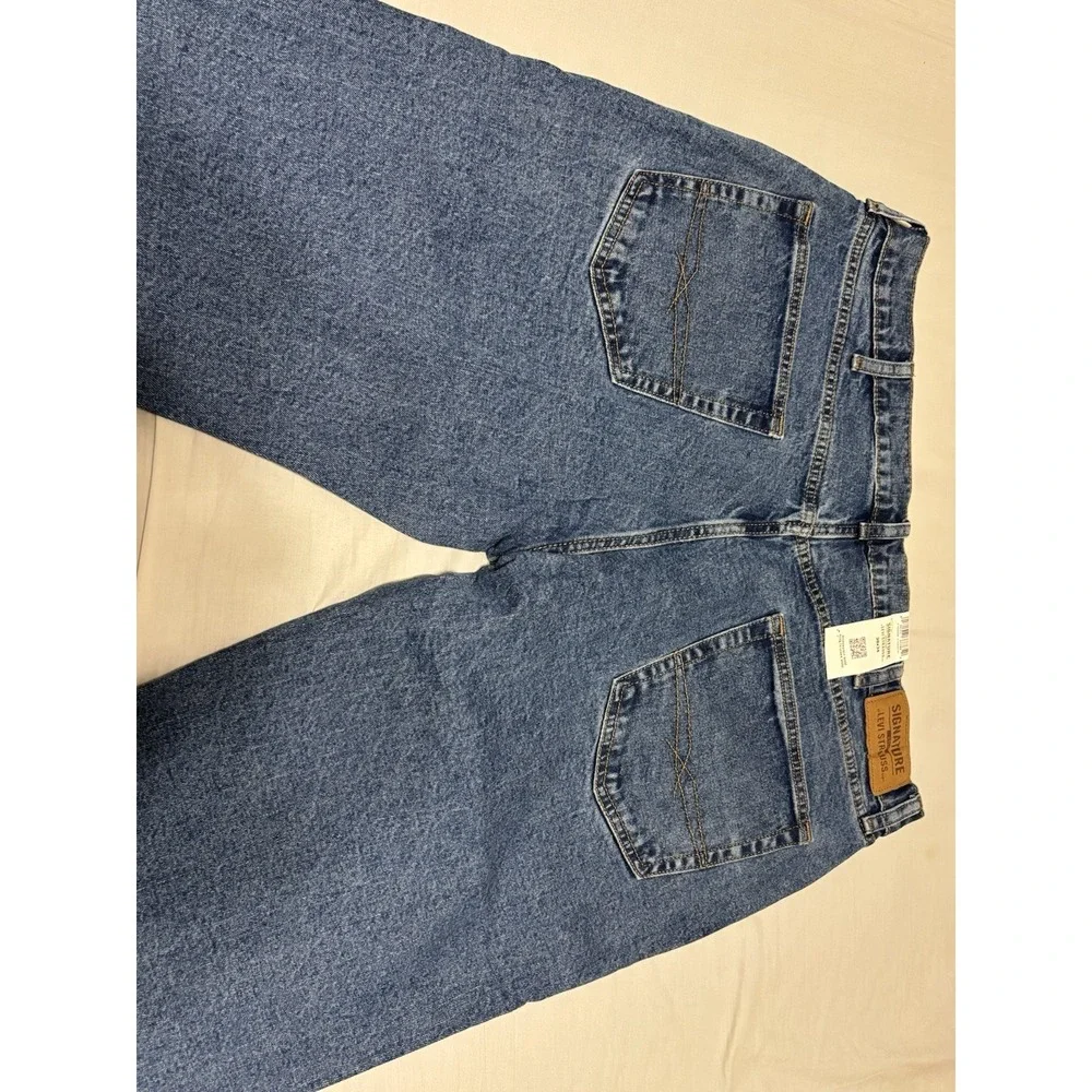 SIGNATURE Levi Strauss Gold-NWT-Women's Relaxed Flex Denim Blue Jeans-Size 38x34